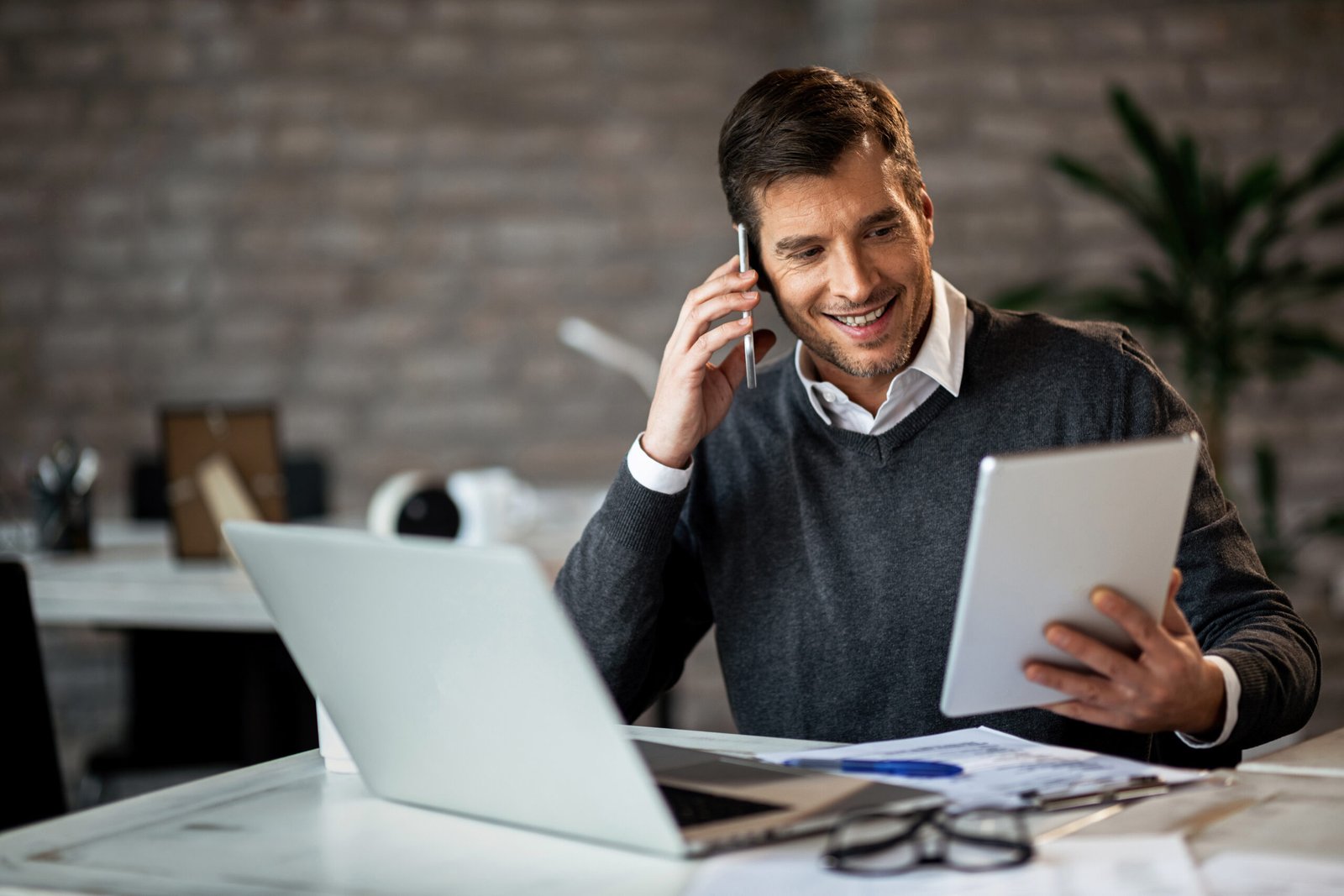 Pessoa usando aplicativo de controle financeiro no smartphone