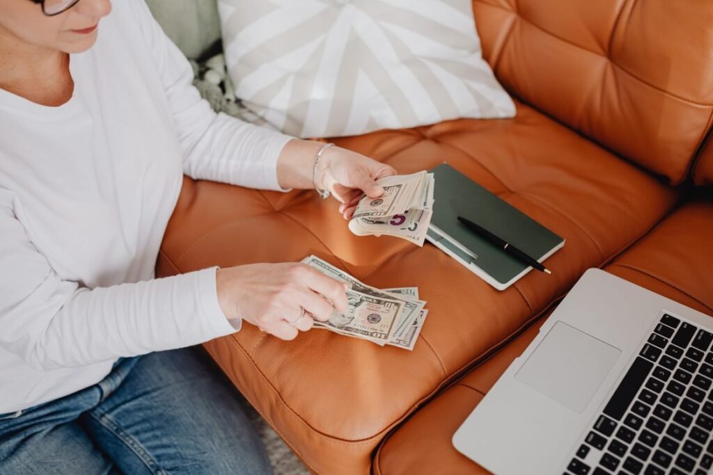Diagnostico financeiro gratuito: mulher analisando orcamento e financas pessoais no notebook durante reuniao online com planejador